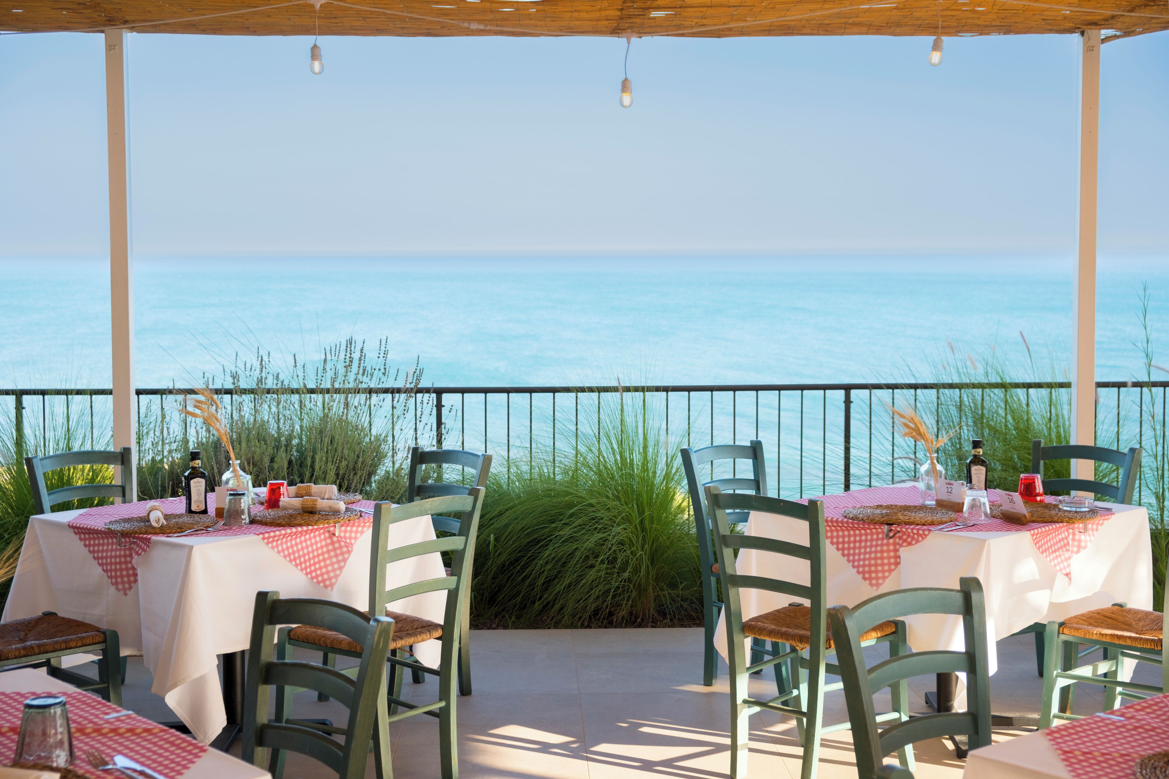4 restaurants; breakfast, lunch, and dinner served