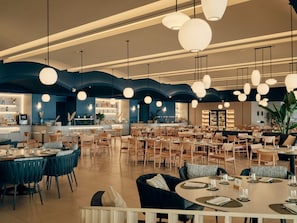 4 restaurants; breakfast, lunch, and dinner served