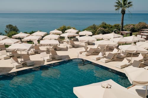Piscina coberta, piscina a l'aire lliure, para-sols i gandules
