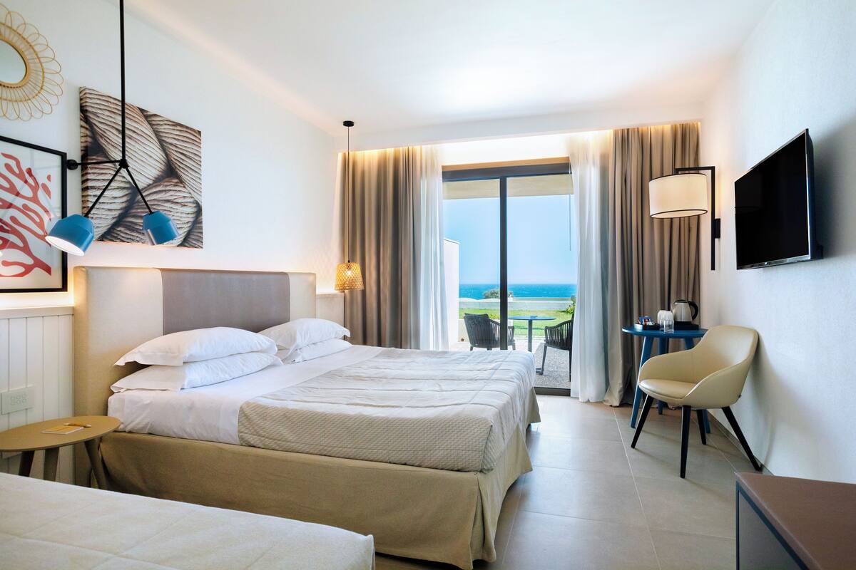 Superior Triple Room, Sea View (includes 1 free Spa access per person per stay) | 客房內保險箱、免費無線上網、床單