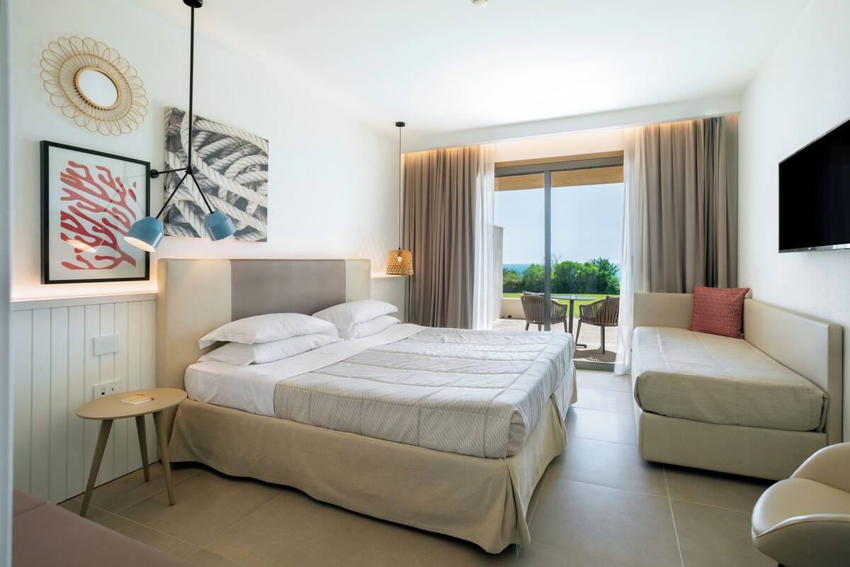 Superior Triple Room (includes 1 free Spa access per person per stay) | 客房內保險箱、免費無線上網、床單