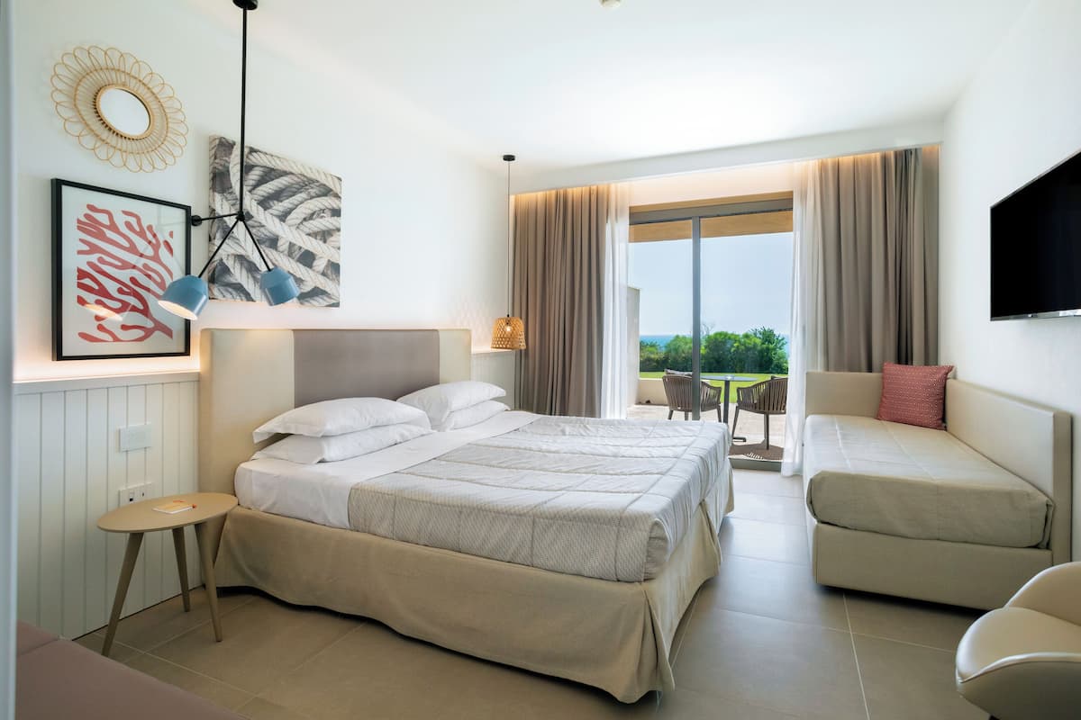 Superior Triple Room (includes 1 free Spa access per person per stay) | 1 chambre, coffres-forts dans les chambres, Wi-Fi gratuit, draps fournis