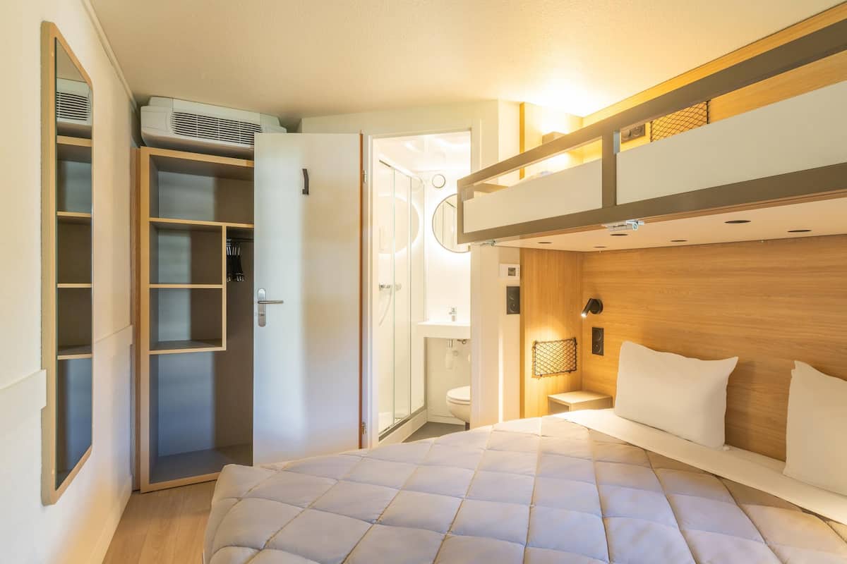 Standard Room, 1 Queen Bed | 1 bedroom, premium bedding, desk, blackout curtains