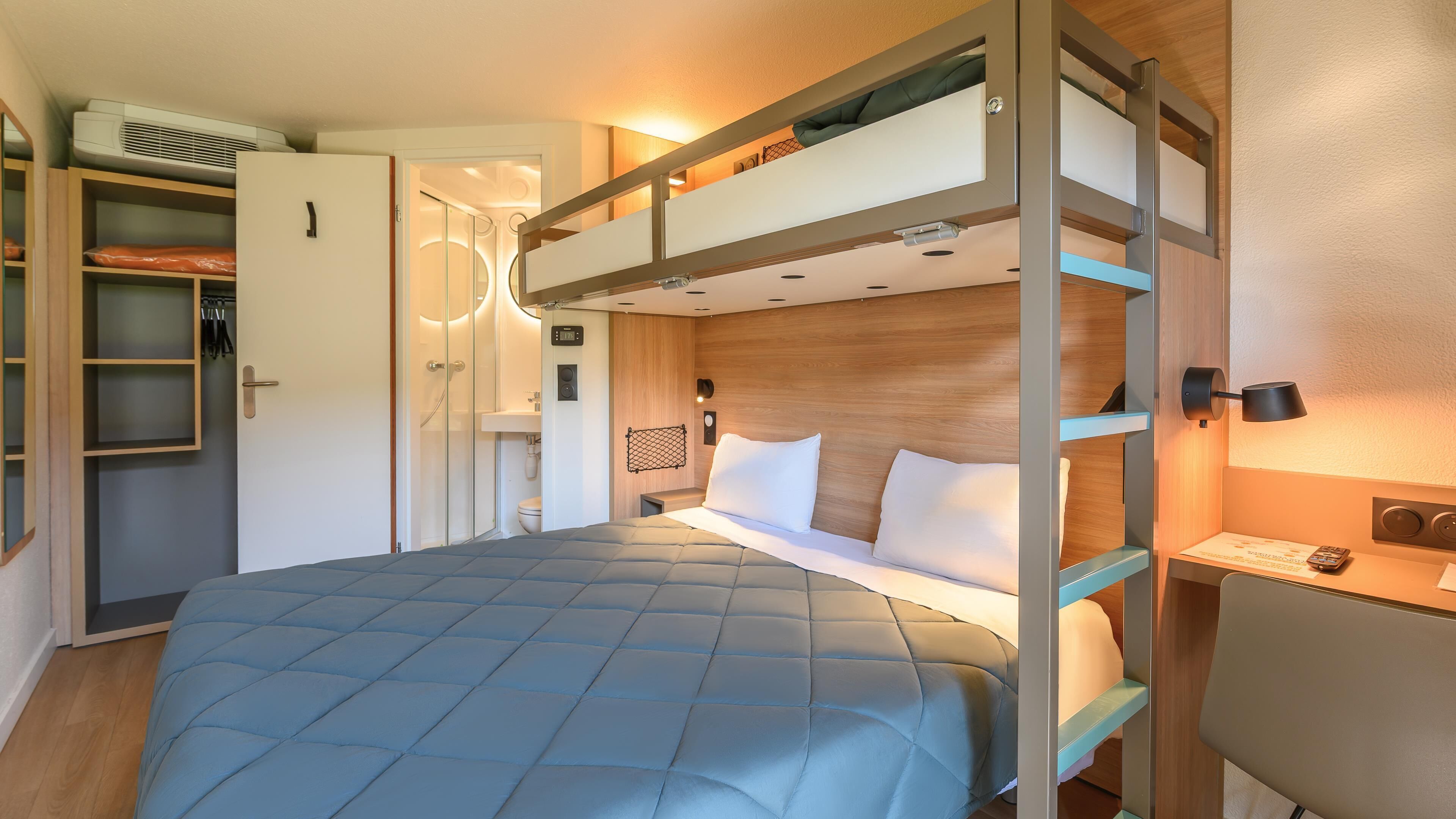 Habitación estándar, varias camas | 1 habitación, ropa de cama de alta calidad y escritorio 