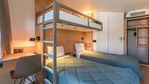 Phòng Tiêu chuẩn, nhiều giường | 1 phòng ngủ, bộ đồ giường cao cấp, bàn, màn/rèm cản sáng 