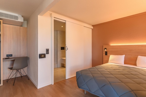 Standard Room, 1 Queen Bed | 1 bedroom, premium bedding, desk, blackout drapes