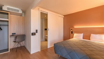 Quarto standard, 1 cama Queen | 1 quarto, roupas de cama premium, escrivaninha, cortinas blackout