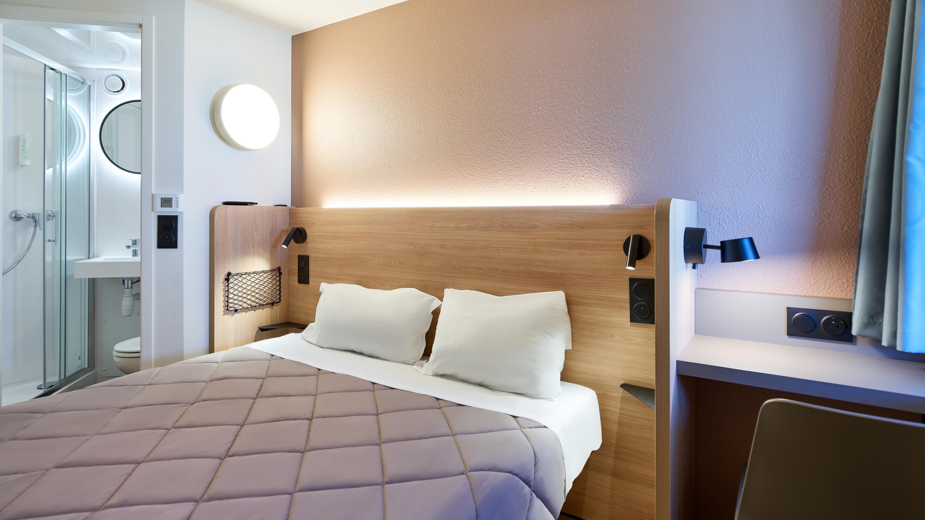 Habitación estándar, 1 cama de matrimonio | Escritorio, cortinas opacas, sistema de insonorización y wifi gratis