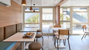 Daily buffet breakfast for a fee - Premiere Classe Boissy Saint Leger (Boissy-Saint-Leger)