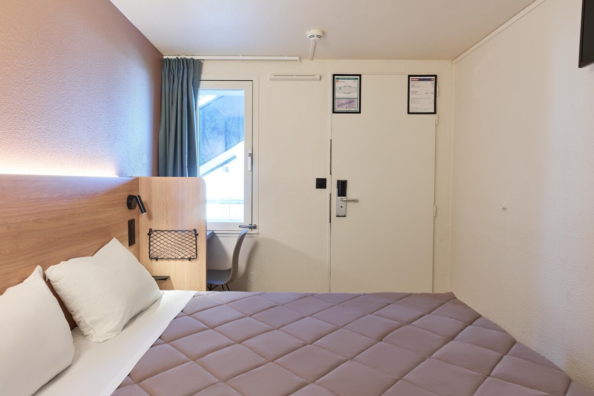 Rom – standard, 1 queensize-seng | Skrivebord, blendingsgardiner, lydisolert og wi-fi (inkludert)
