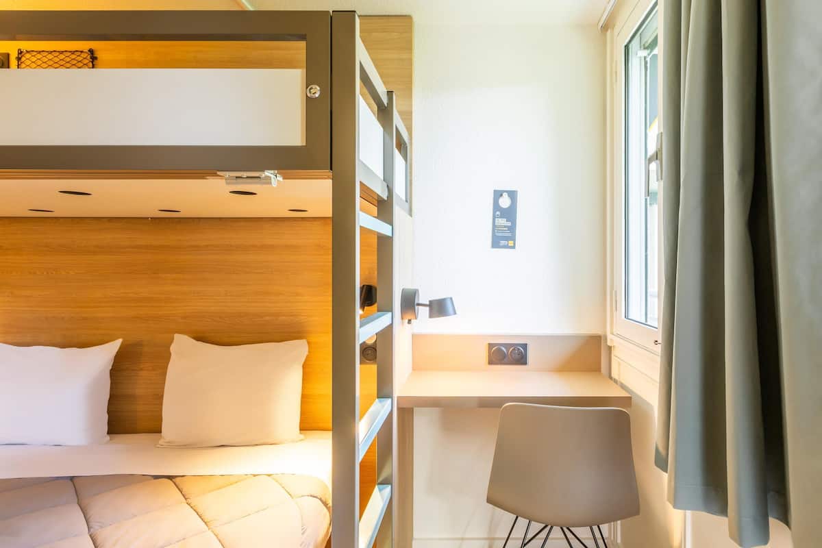 Escritorio, cortinas blackout, sistema de insonorización y wifi gratis