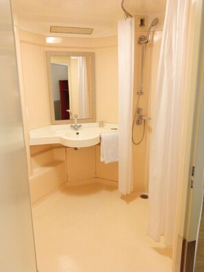 Shower, eco-friendly toiletries, towels - Premiere Classe Saint Brice Sous Forêt (Saint-Brice-sous-Foret)