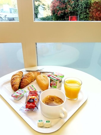 Sarapan bufet setiap hari dengan fi . Premiere Classe Saint Brice Sous Forêt