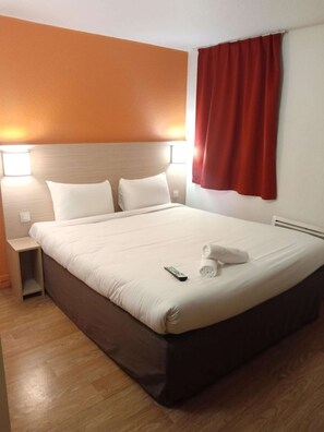 Habitación estándar, 1 cama matrimonial | Espacio para trabajar con laptop, cunas gratuitas y wifi gratis