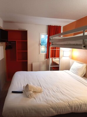 Laptop workspace, free cribs/infant beds, free WiFi, bed sheets