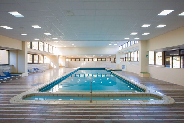 Piscine couverte, piscine extérieure, chaises longues