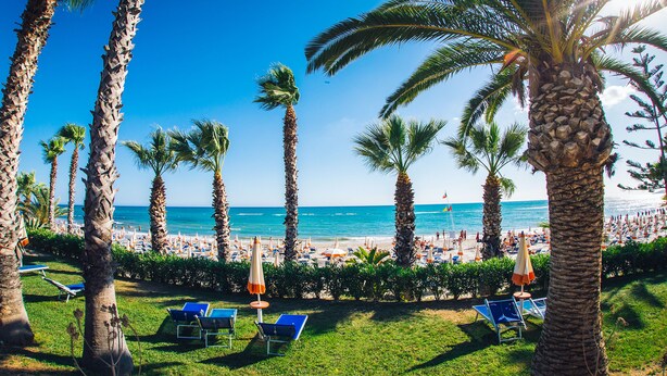 A beach resort with palm trees, sun loungers, and umbrellas. - MClub Lipari (Sciacca)