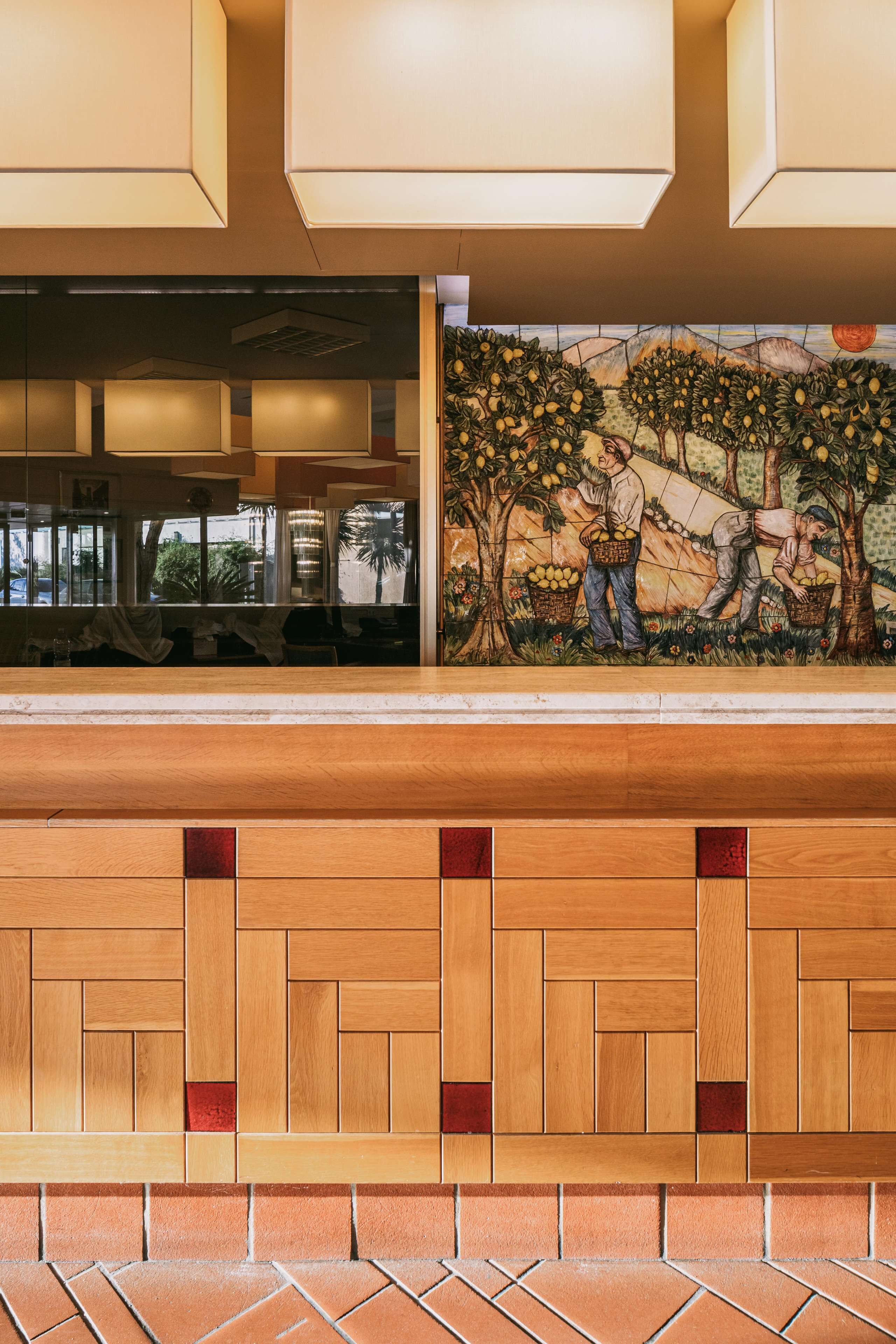 Un restaurante con salpicadero de azulejos y mostrador de madera.