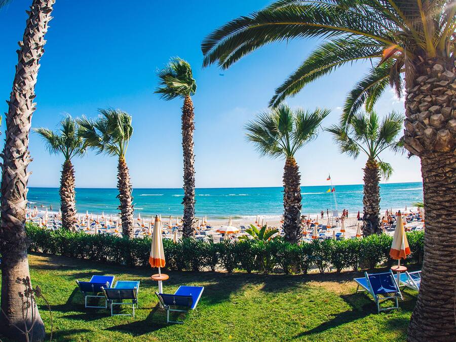 Privatstrand, Liegestühle, Sonnenschirme