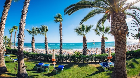 Playa privada, tumbonas y sombrillas. MClub Alicudi