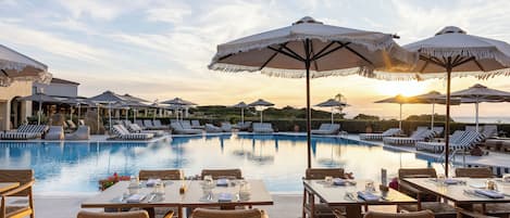 2 restaurants, breakfast served