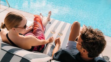 2 piscines extérieures, parasols de plage, chaises longues