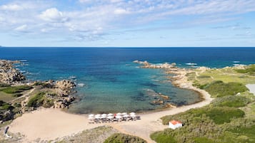 Privatstrand, Liegestühle, Sonnenschirme, Strandtücher