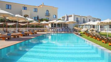 2 AuĂenpools, Sonnenschirme, LiegestĂŒhle