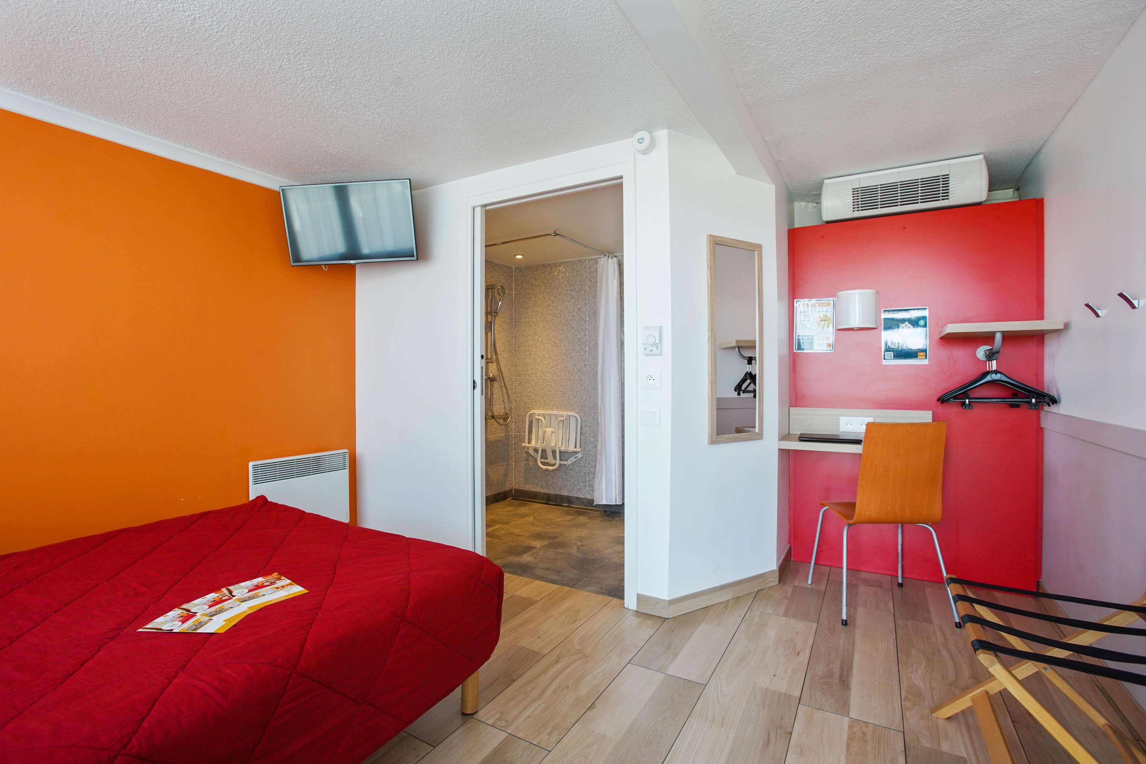 ห้องคอมฟอร์ท (accessible) | 1 ห้องนอน, โต๊ะทำงาน, ผ้าม่านกันแสง, เตารีด/โต๊ะรีดผ้า