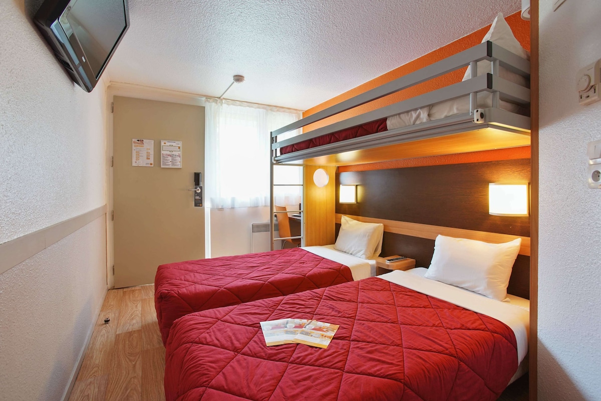 Standaard kamer, 3 eenpersoonsbedden | 1 slaapkamer, een bureau, verduisterende gordijnen
