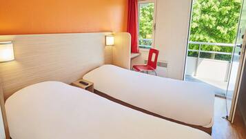 Chambre Standard, 2 lits une place | Surmatelas, bureau, espace de travail pour ordinateur portable