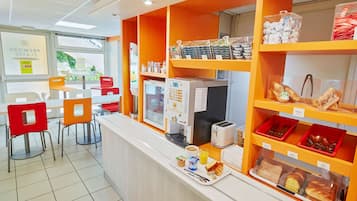 Café da manhã com buffet todos os dias (EUR 7.5 por pessoa)