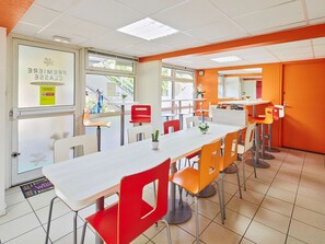 Daily buffet breakfast (EUR 7.5 per person) - Hôtel Premiere Classe Melun Senart - Vert Saint Denis (Vert-Saint-Denis)