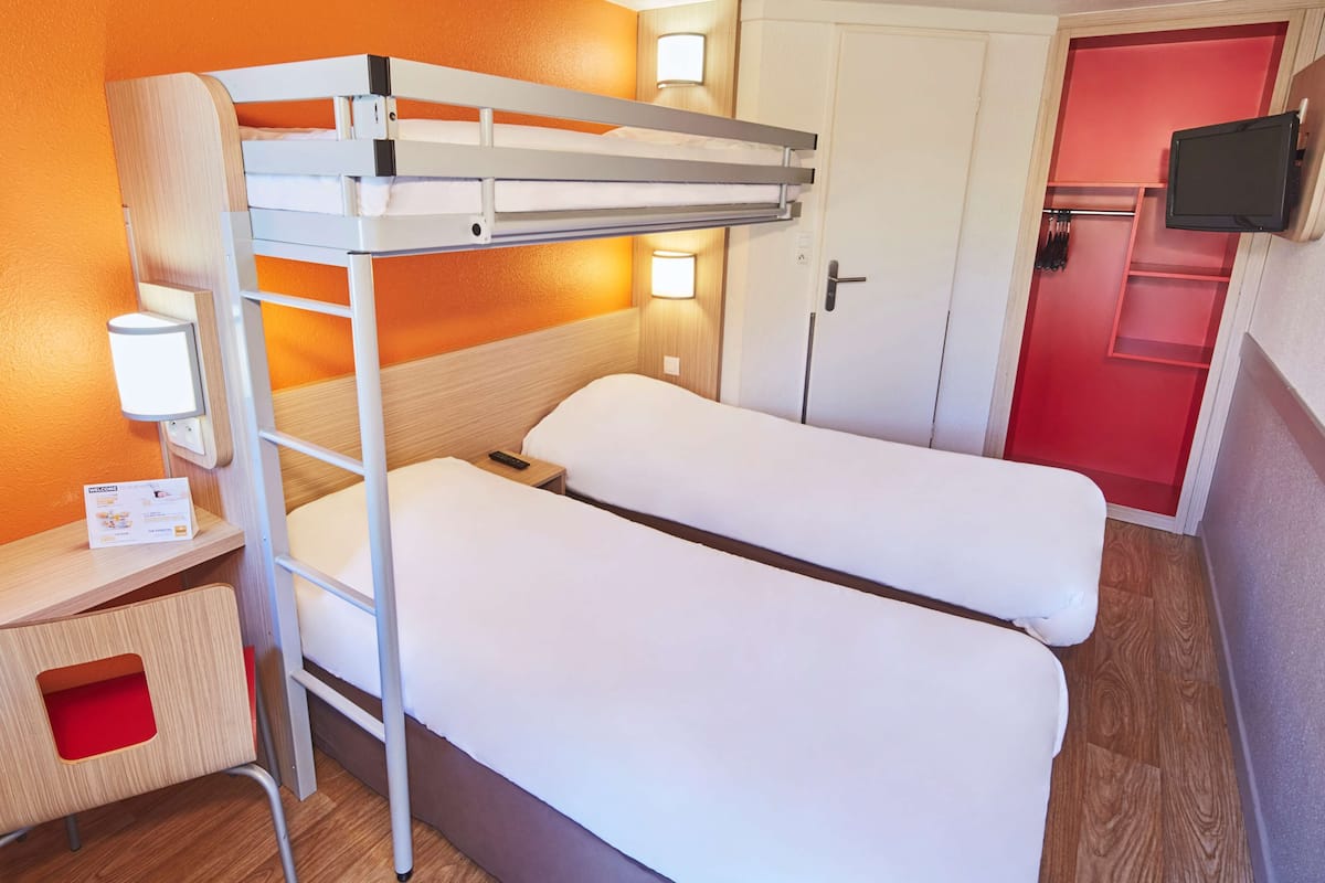 Kamar Standar, 3 Tempat Tidur Twin | Bantalan ekstra lembut, meja kerja, dan ruang kerja ramah laptop