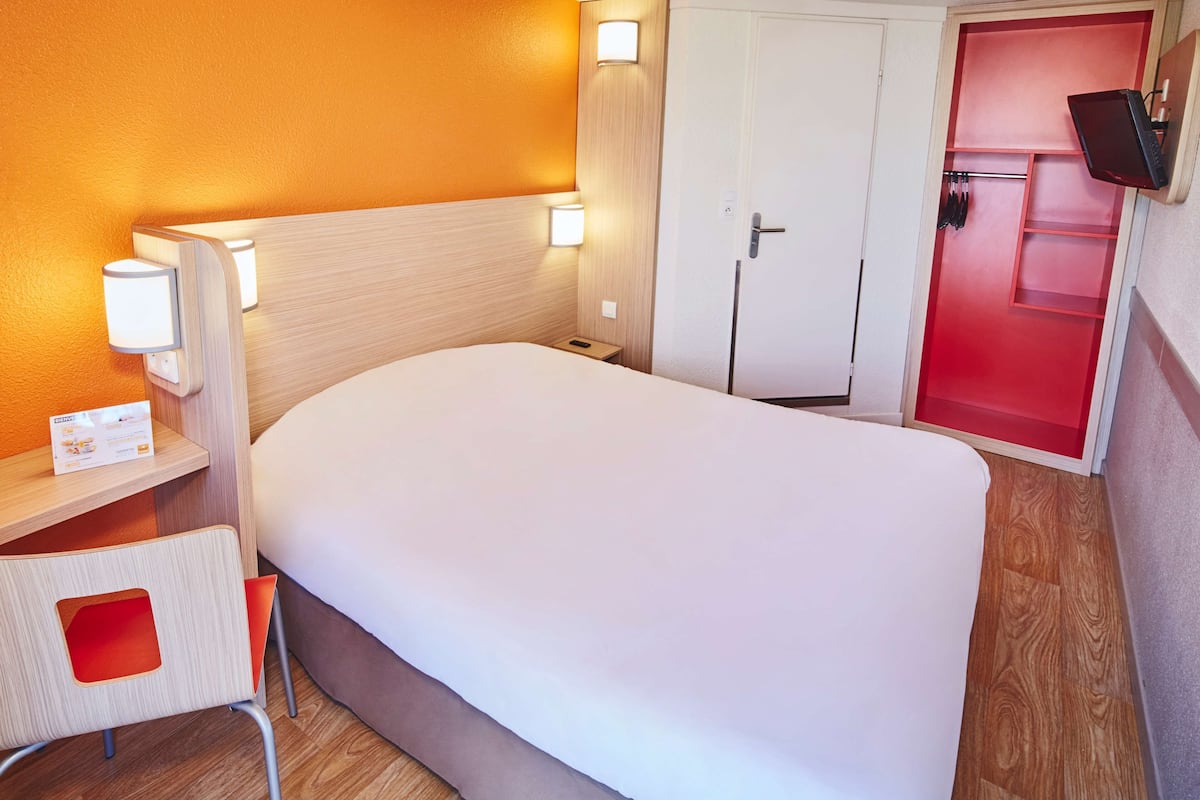 Kamar Standar, 1 Tempat Tidur Double | Bantalan ekstra lembut, meja kerja, dan ruang kerja ramah laptop