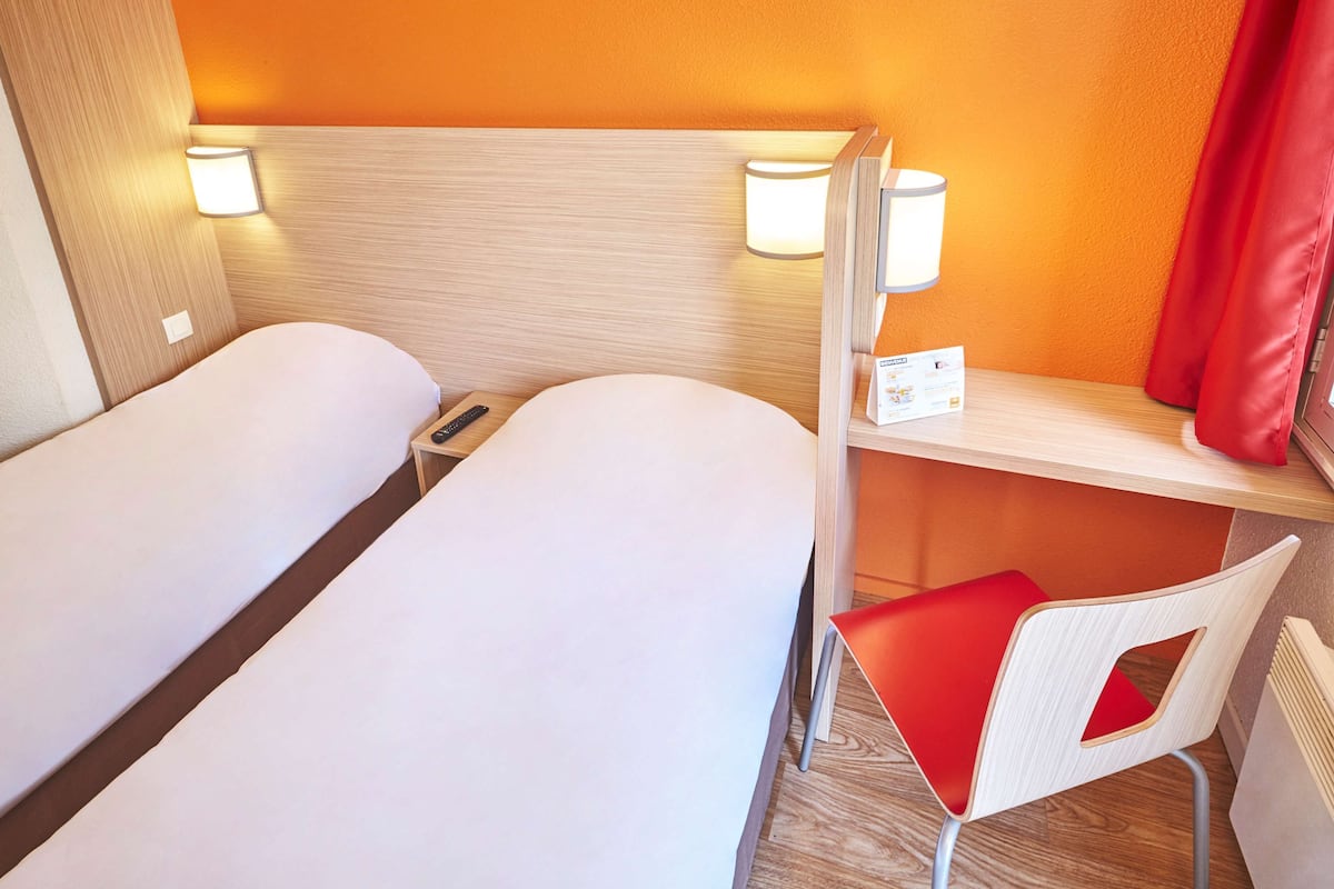 Kamar Standar, 2 Tempat Tidur Twin | Bantalan ekstra lembut, meja kerja, dan ruang kerja ramah laptop