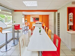 Daily buffet breakfast for a fee - Hôtel Premiere Classe Melun Senart - Vert Saint Denis (Vert-Saint-Denis)