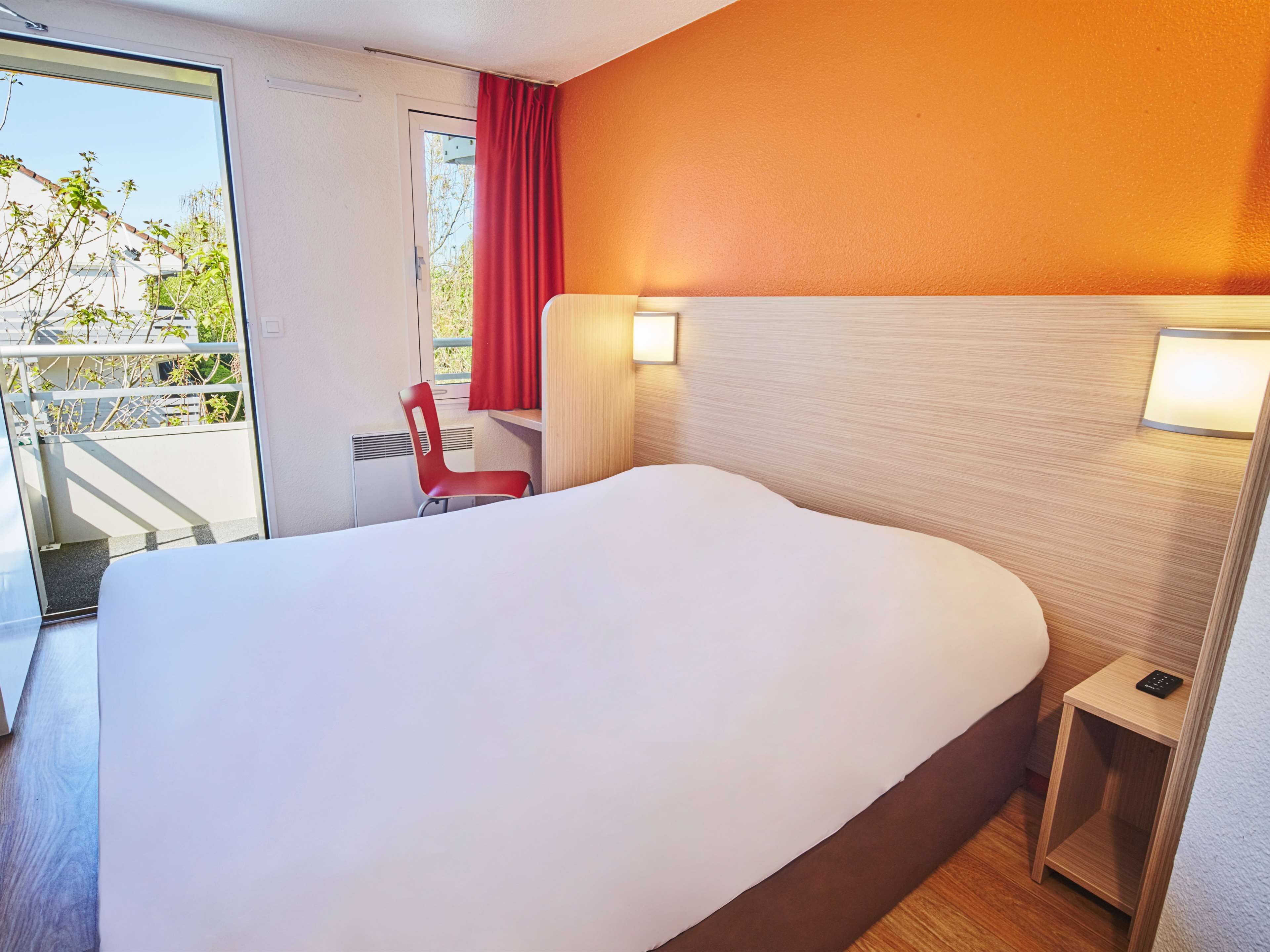 Standard Room, 1 Double Bed | Pillowtop beds, desk, laptop workspace, blackout drapes