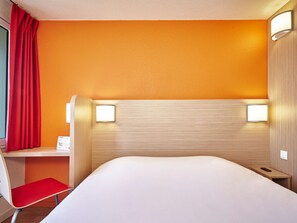 Pillow-top beds, desk, laptop workspace, blackout curtains - Hôtel Premiere Classe Melun Senart - Vert Saint Denis (Vert-Saint-Denis)