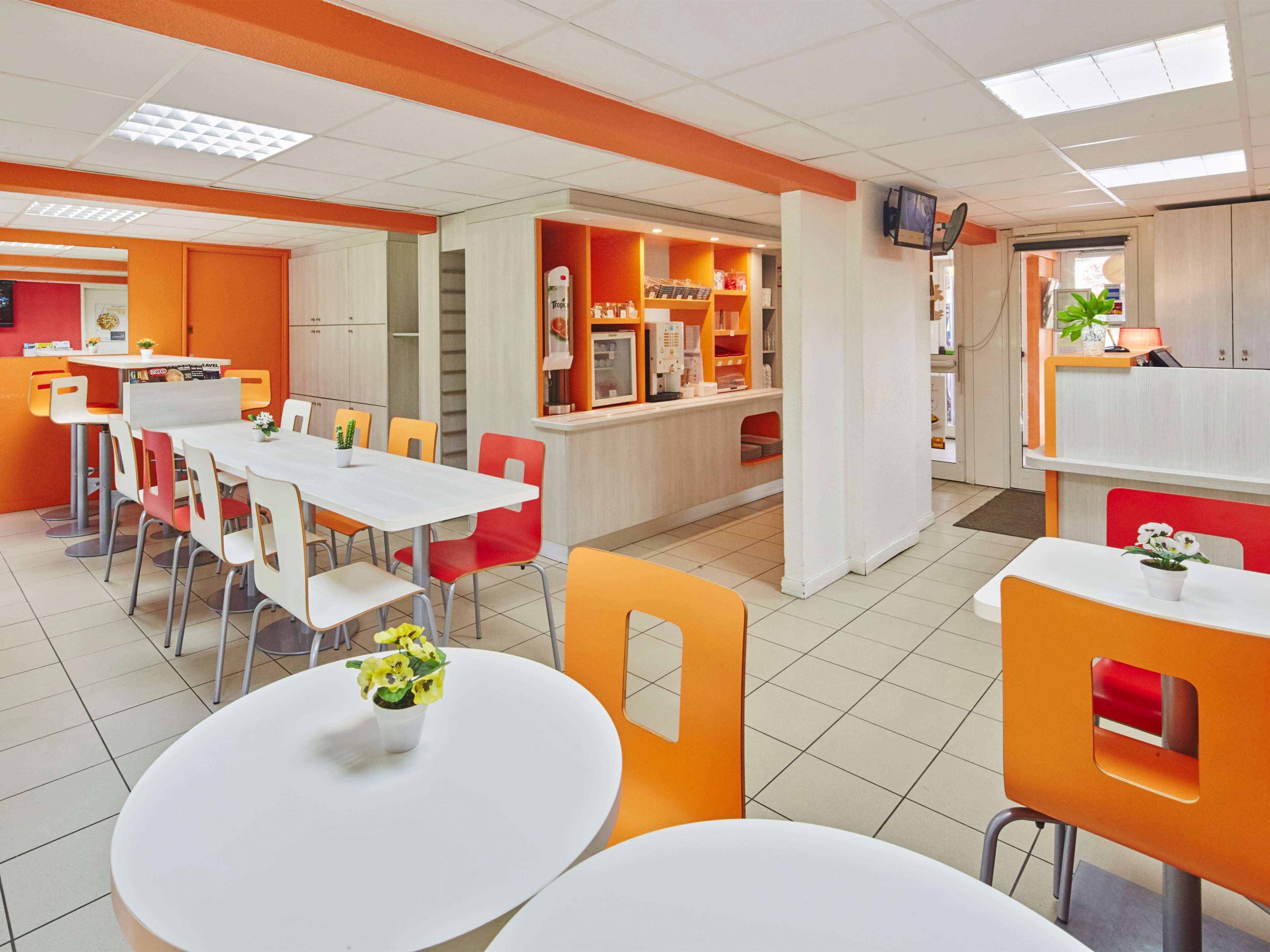 Se ofrece un desayuno bufé todos los días (7.5 EUR por persona)