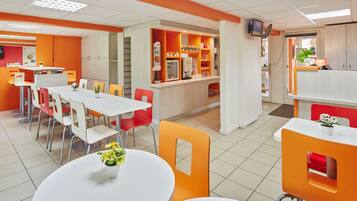 Petit déjeuner buffet (7.5 EUR par personne)