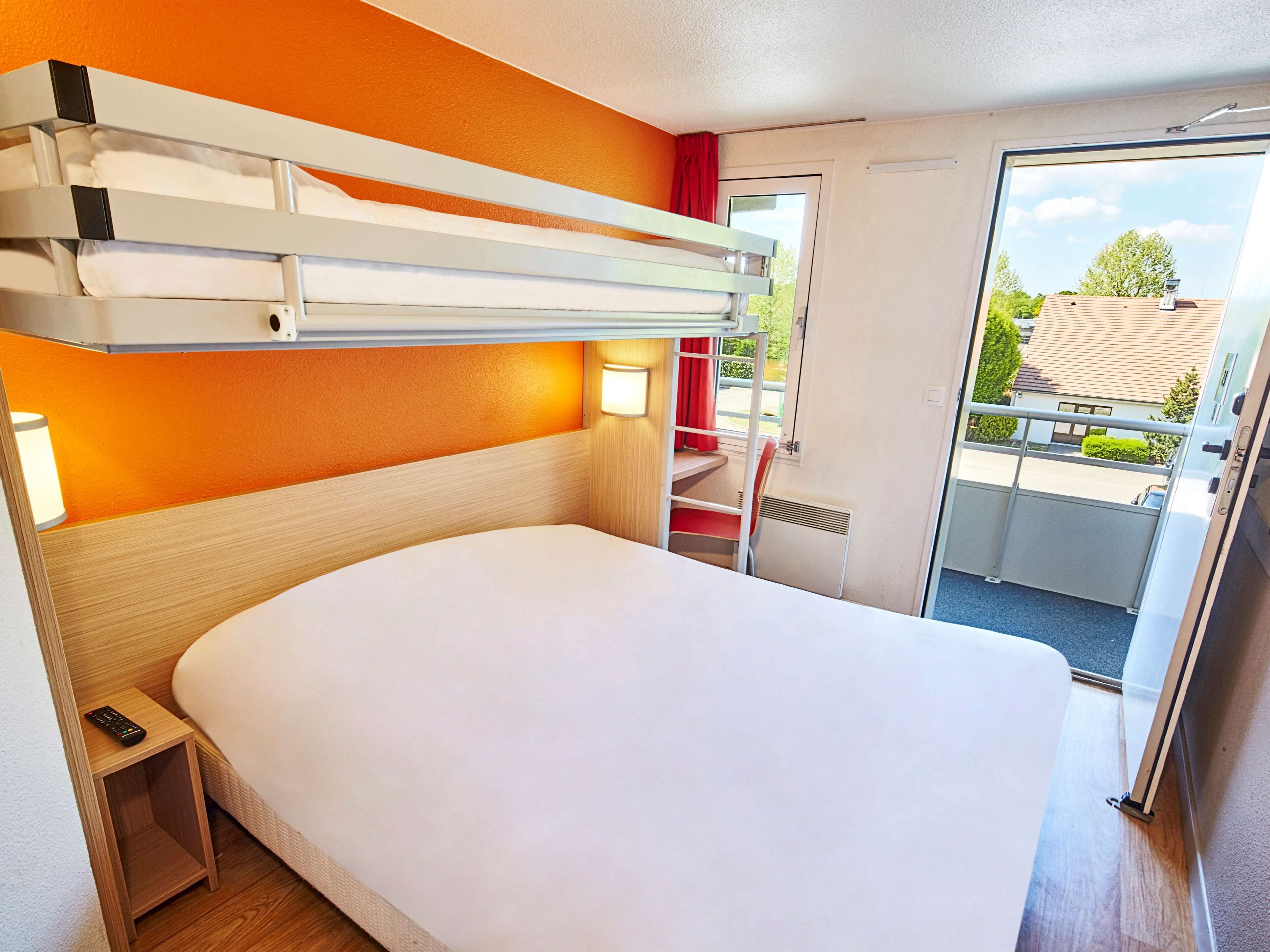 Chambre Standard, plusieurs lits (1 Double and 1 Single bed) | Surmatelas, bureau, espace de travail pour ordinateur portable