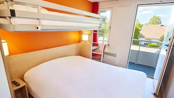 Chambre Standard, plusieurs lits (1 Double and 1 Single bed) | Surmatelas, bureau, espace de travail pour ordinateur portable