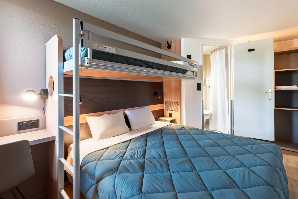 Luxe beddengoed, een bureau, verduisterende gordijnen, gratis babybedden