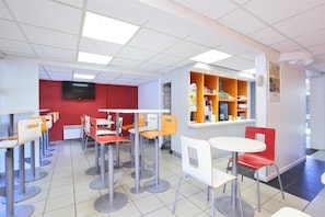 Daily buffet breakfast (EUR 6.90 per person) - Premiere Classe Lille Nord - Tourcoing (Tourcoing)