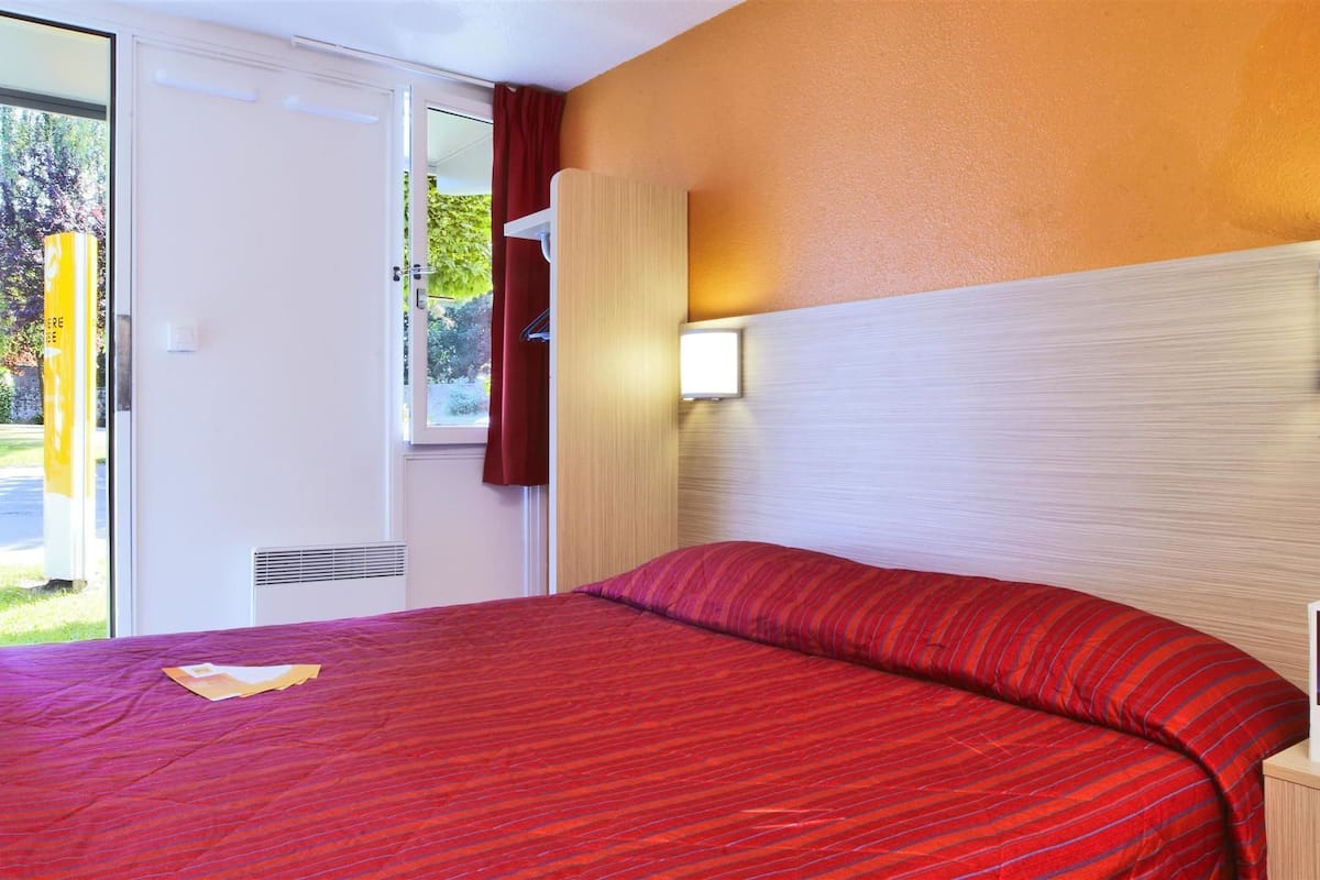 Escritorio, cortinas blackout, wifi gratis y ropa de cama