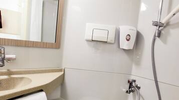 Shower, eco-friendly toiletries, towels