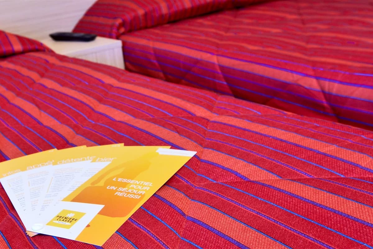 Escritorio, cortinas blackout, wifi gratis y ropa de cama