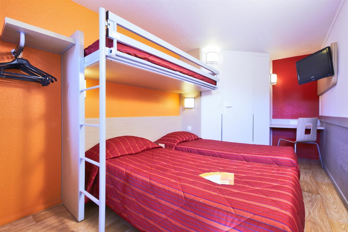 Habitación estándar, 3 camas individuales | Escritorio, cortinas opacas, wifi gratis y ropa de cama
