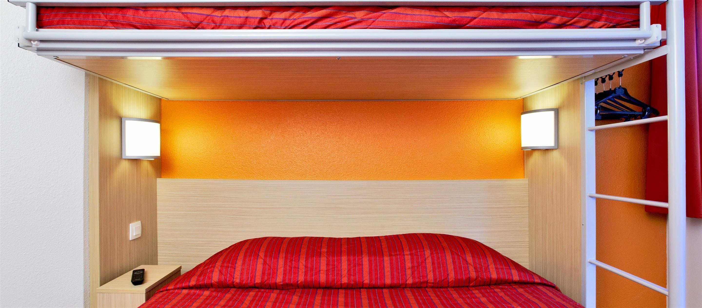 标准房, 多张床 (1 Double and 1 Single bed) | 办公桌、遮光窗帘、免费 WiFi、床单